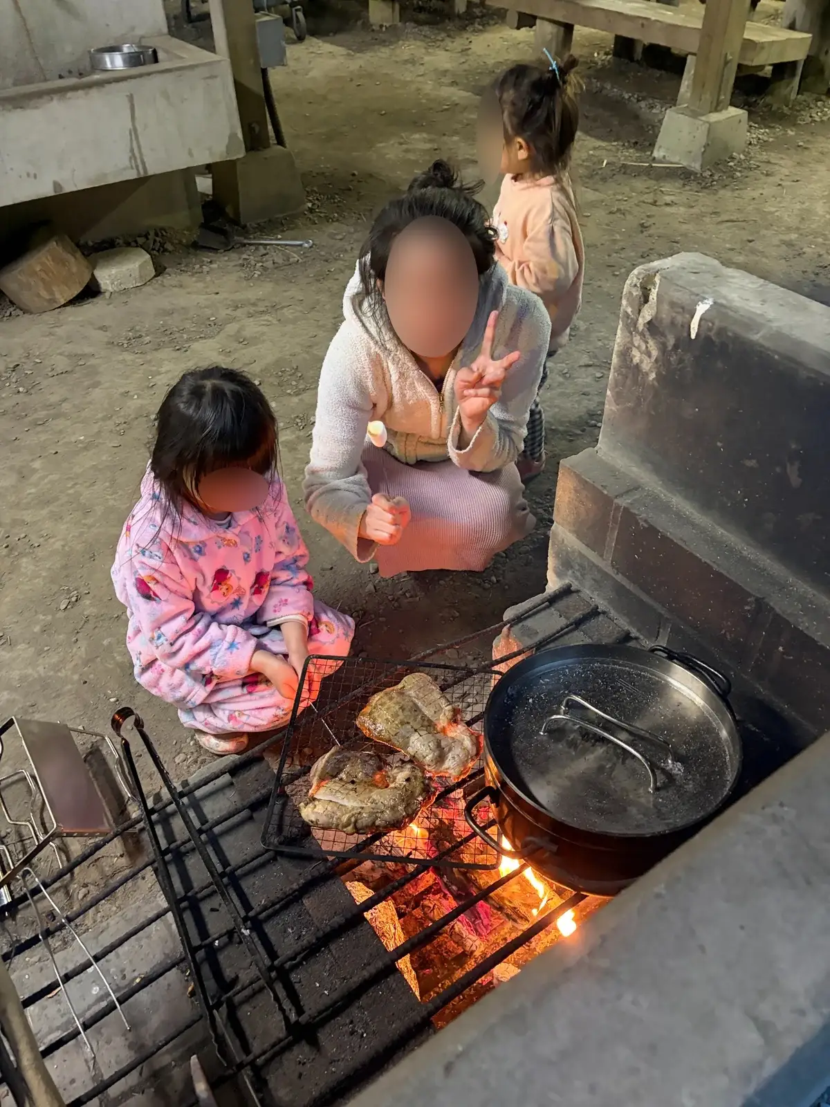 大多喜県民の森のかまどで料理をする家族