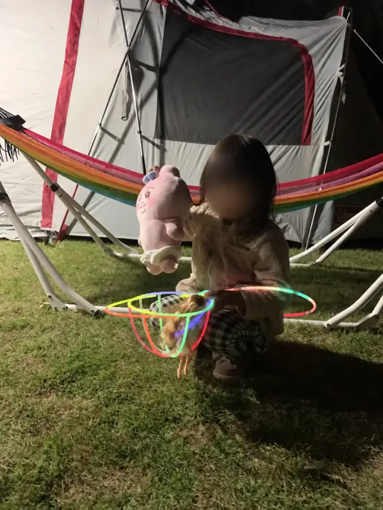 光る棒で作った帽子とぬいぐるみで遊んだ夜
