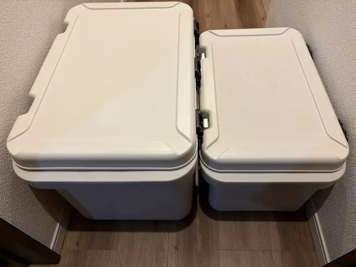 HUGEL真空断熱クーラーボックス20Lと40Lを斜め上から比較