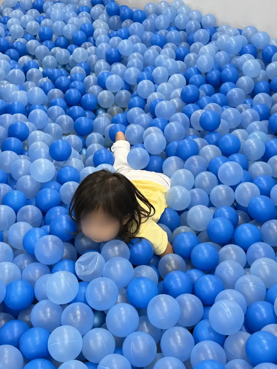 前橋プラザ元気21のボールプールで遊ぶ子ども