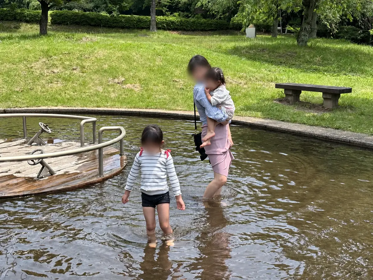 嶺公園で子どもと水遊び