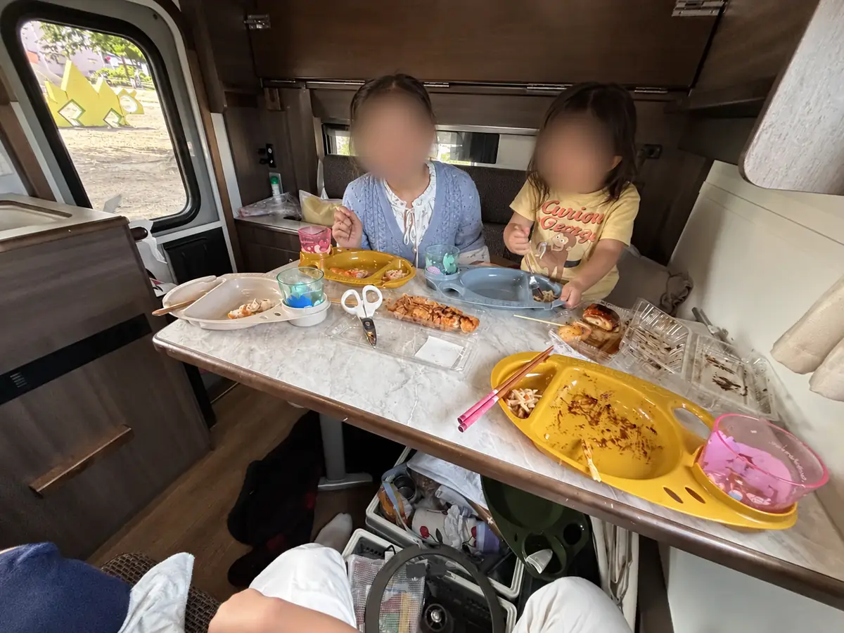 キャンピングカーの車内テーブルで食事