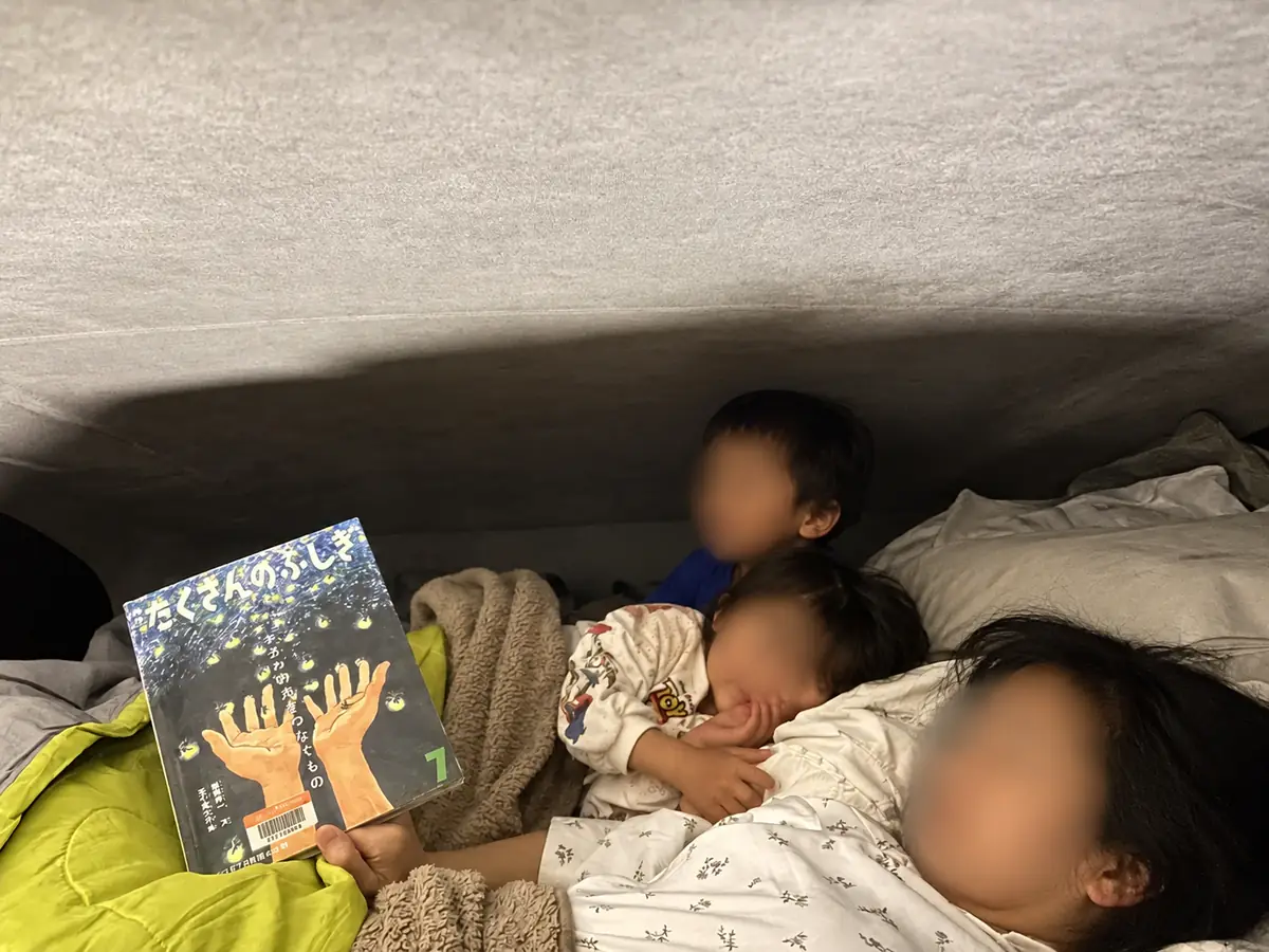 バンクベッドで絵本を読む子どもたち