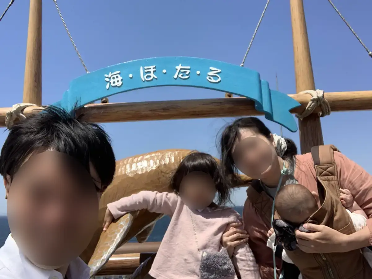 海ほたるで0歳の赤ちゃんを抱っこひもで抱いている家族