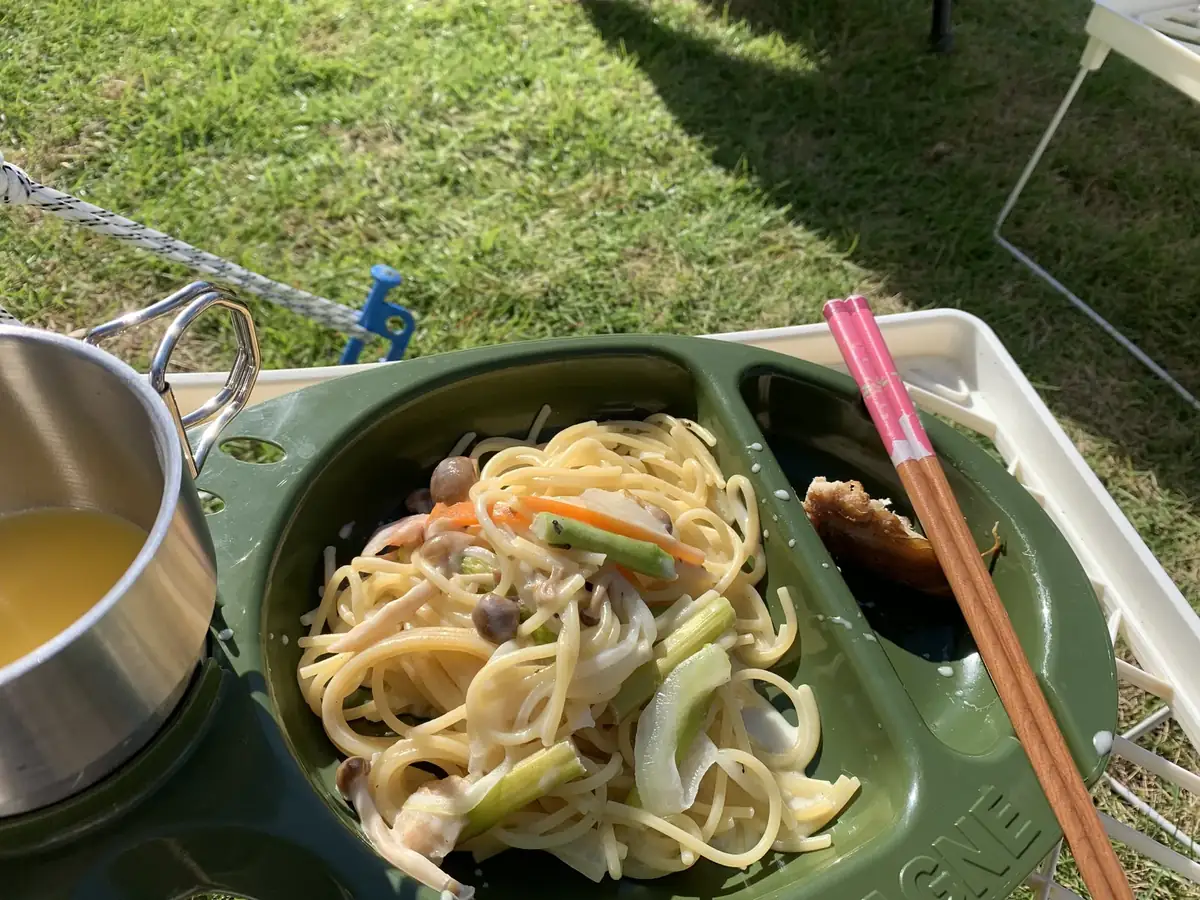 キャンプで作った野菜入りのワンポットパスタ