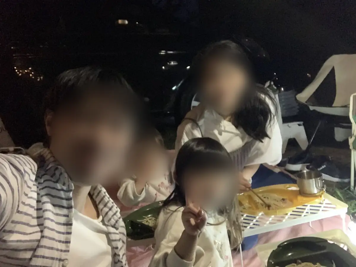 鋸南ほしふるキャンプ場で家族4人でパスタを食べる夕食風景