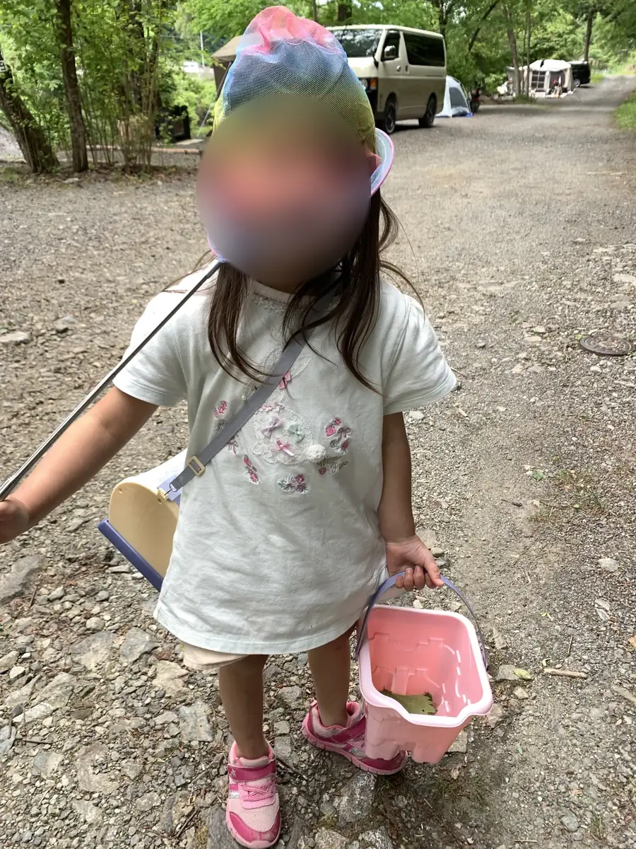 虫取り道具を持ってサイト周りで遊ぶ長女