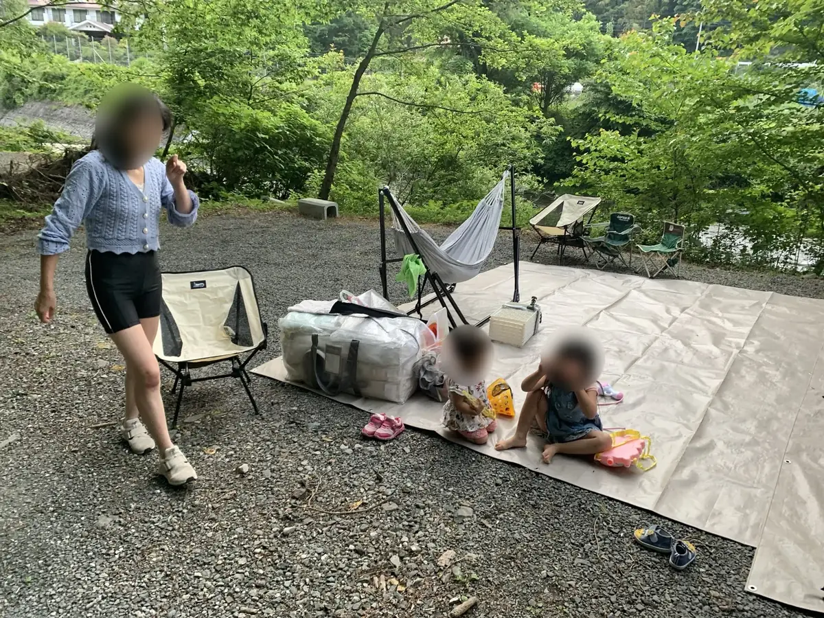 たきっぱらキャンプ場のサイトで家族が過ごしている様子