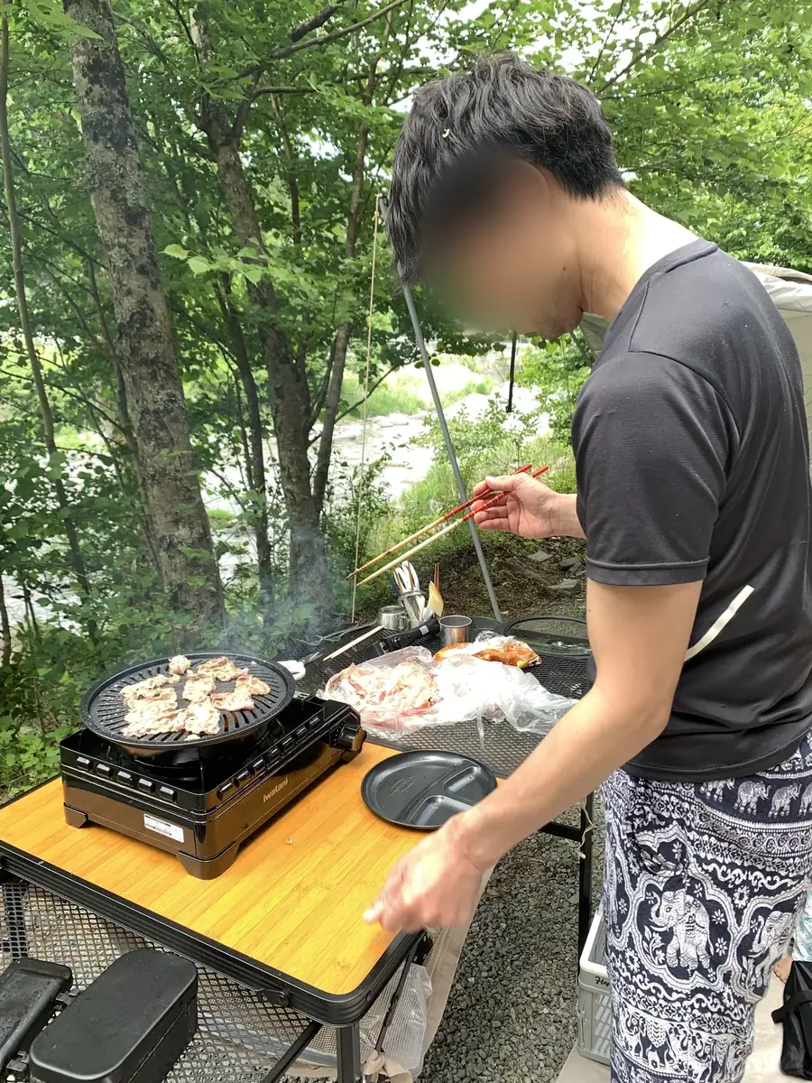 川遊びのあと、サイトで肉を焼いて昼食