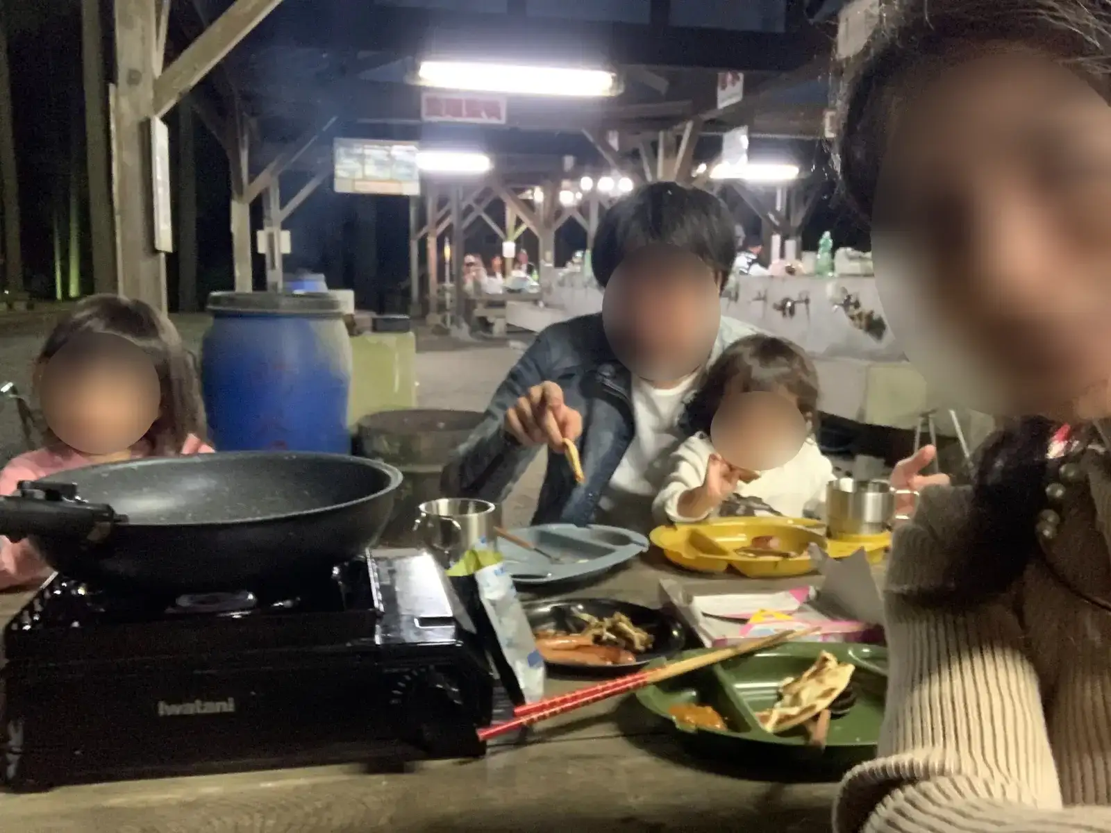 大多喜県民の森の炊事場で夕食を囲む家族