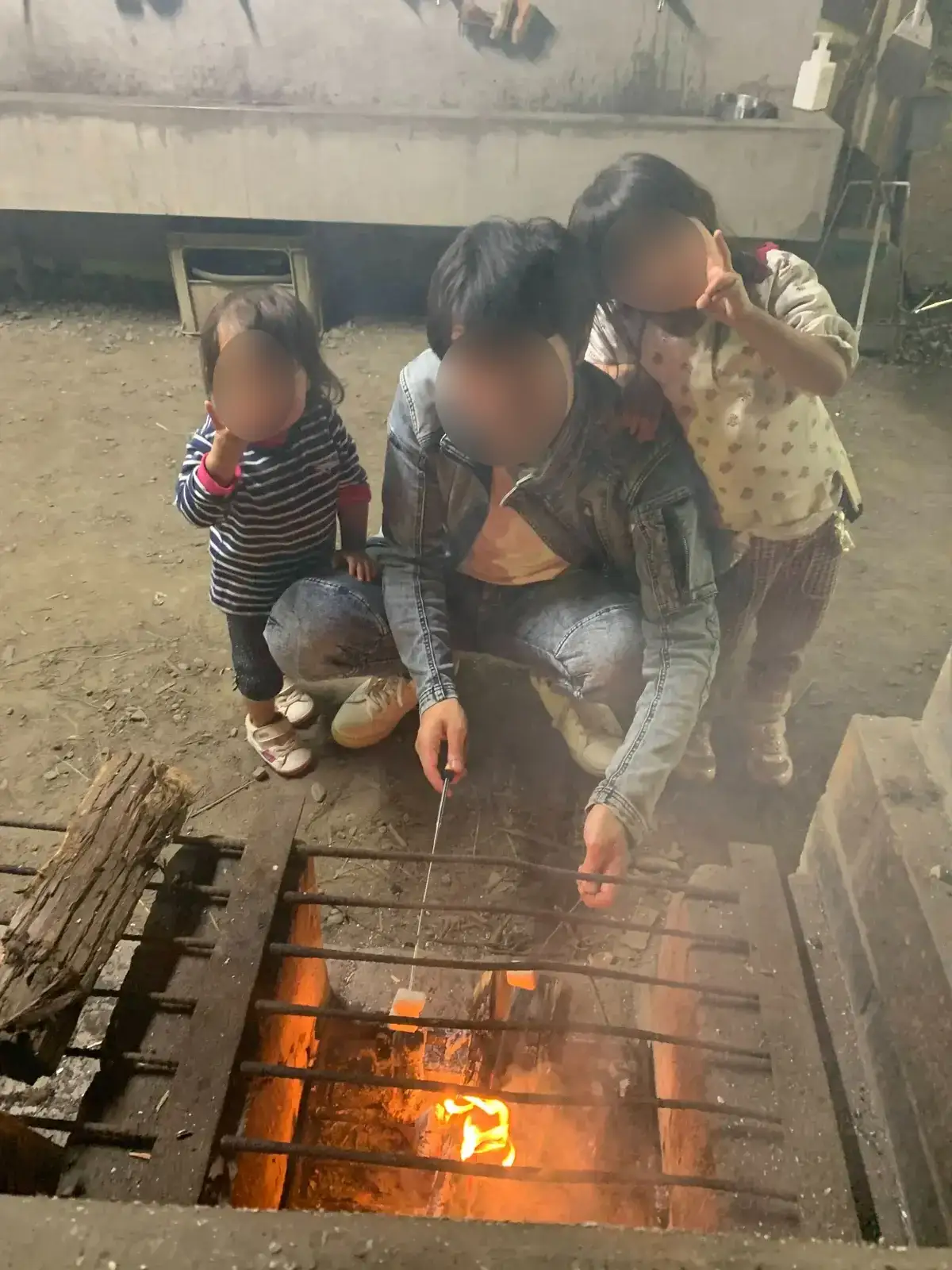 大多喜県民の森のかまどで子どもと焼きマシュマロを作る様子