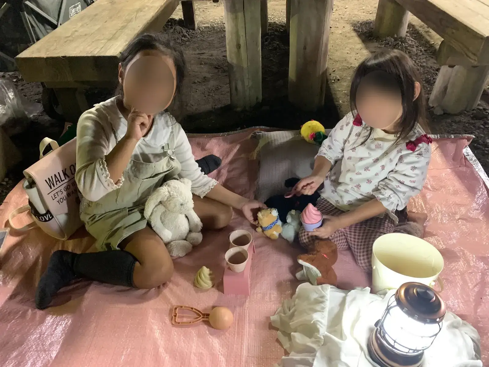 大多喜県民の森で現地で仲良くなった子とおもちゃで遊ぶ子どもたち