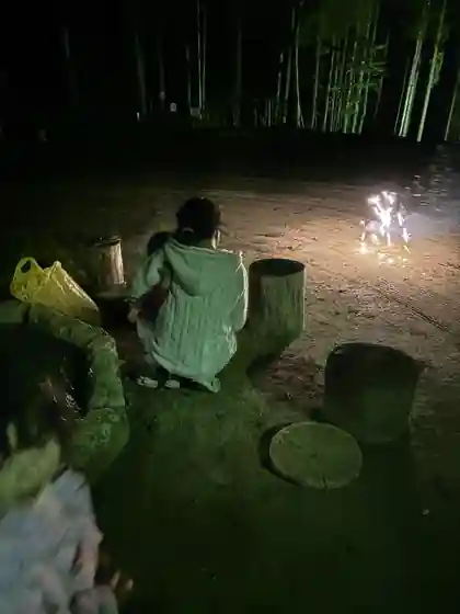 大多喜県民の森で夜に火を囲んで過ごす家族