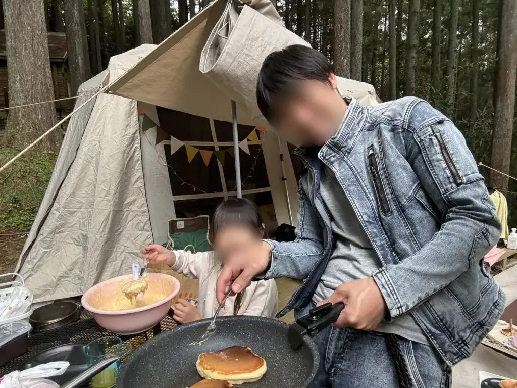 大多喜県民の森の炊事場で親子でホットケーキを焼く様子