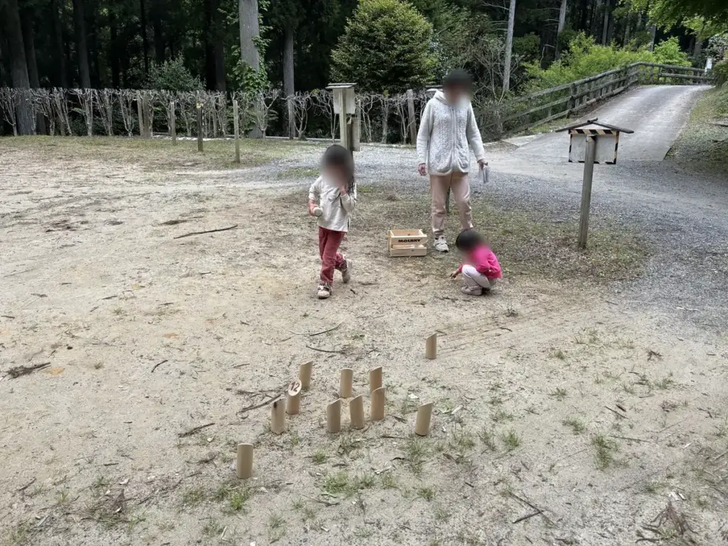 大多喜県民の森の場内でモルックをする子ども