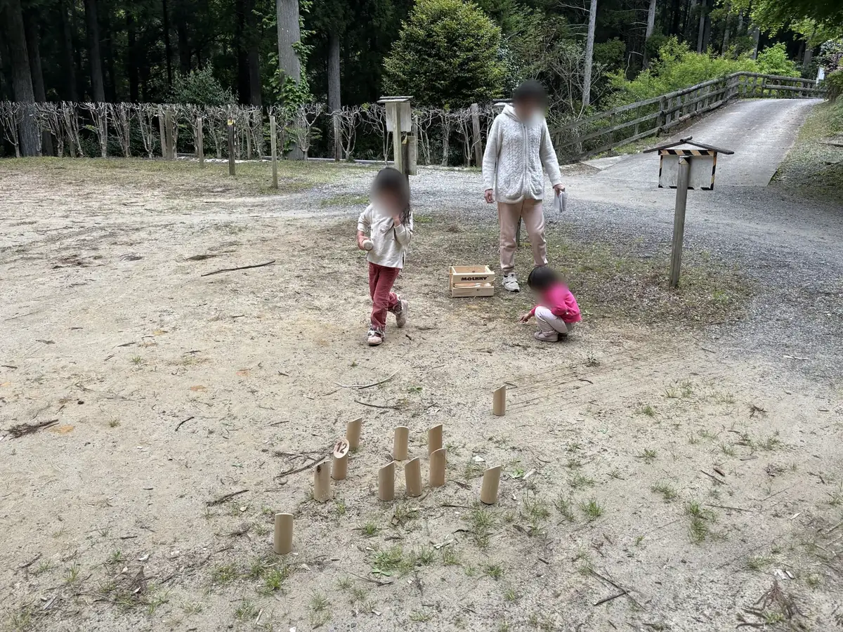 大多喜県民の森の場内でモルックをする子ども