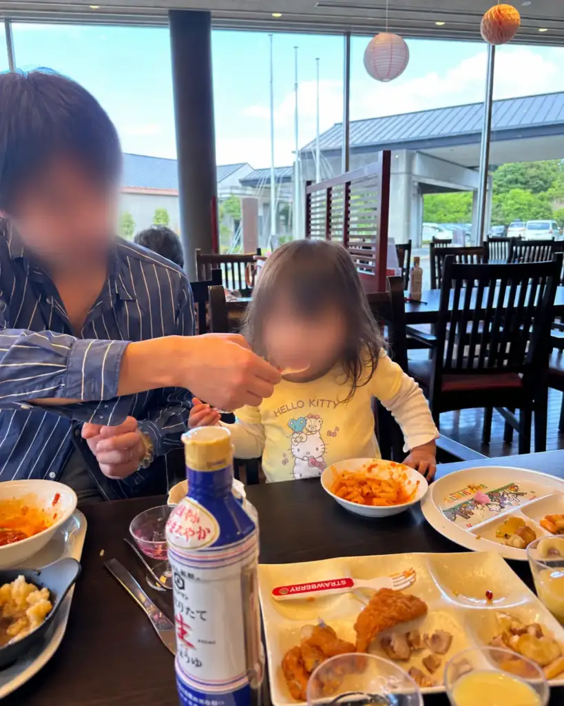 大江戸温泉でランチを食べる親子