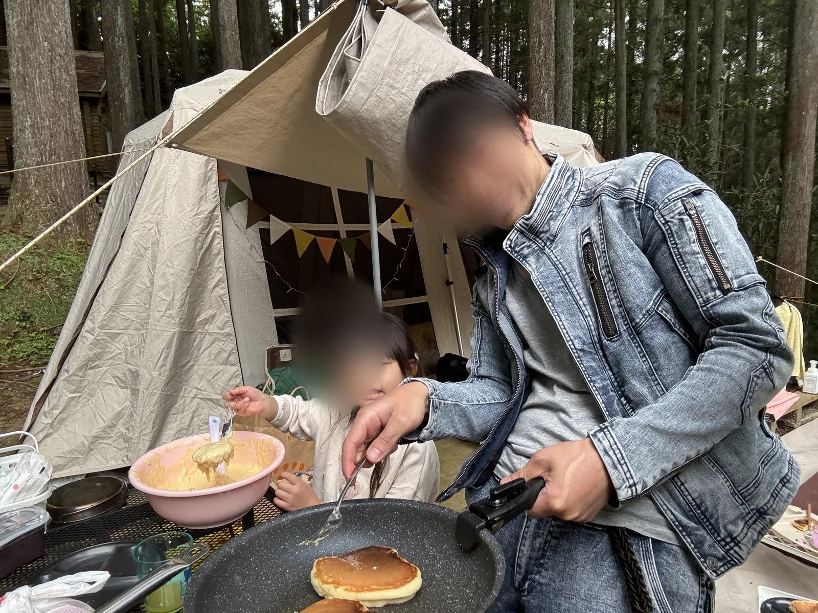 キャンプで親子でパンケーキを作っている様子