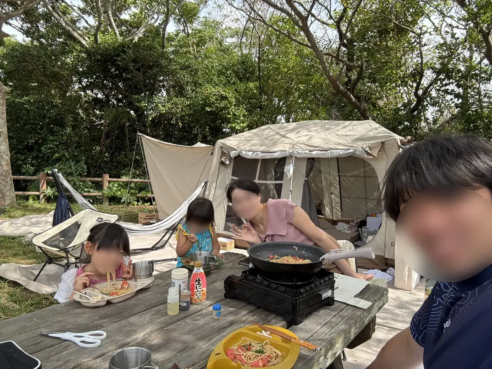 大房岬自然公園キャンプ場のサイトで昼食を食べる家族