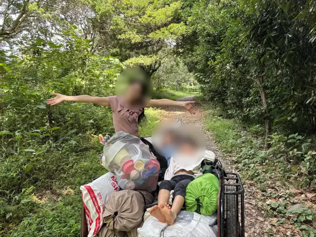 大房岬自然公園キャンプ場でリヤカーへ荷物を積んだ様子