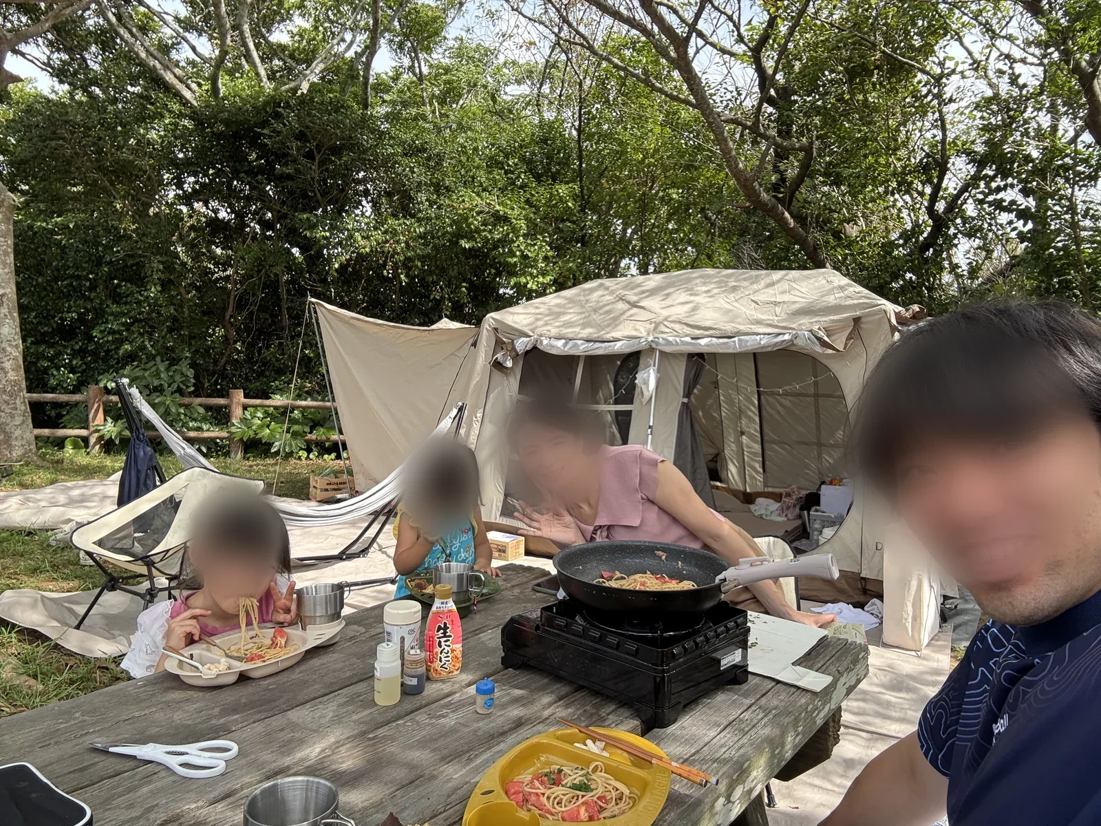 家族4人のキャンプでタフまるを使って昼食を作っている様子