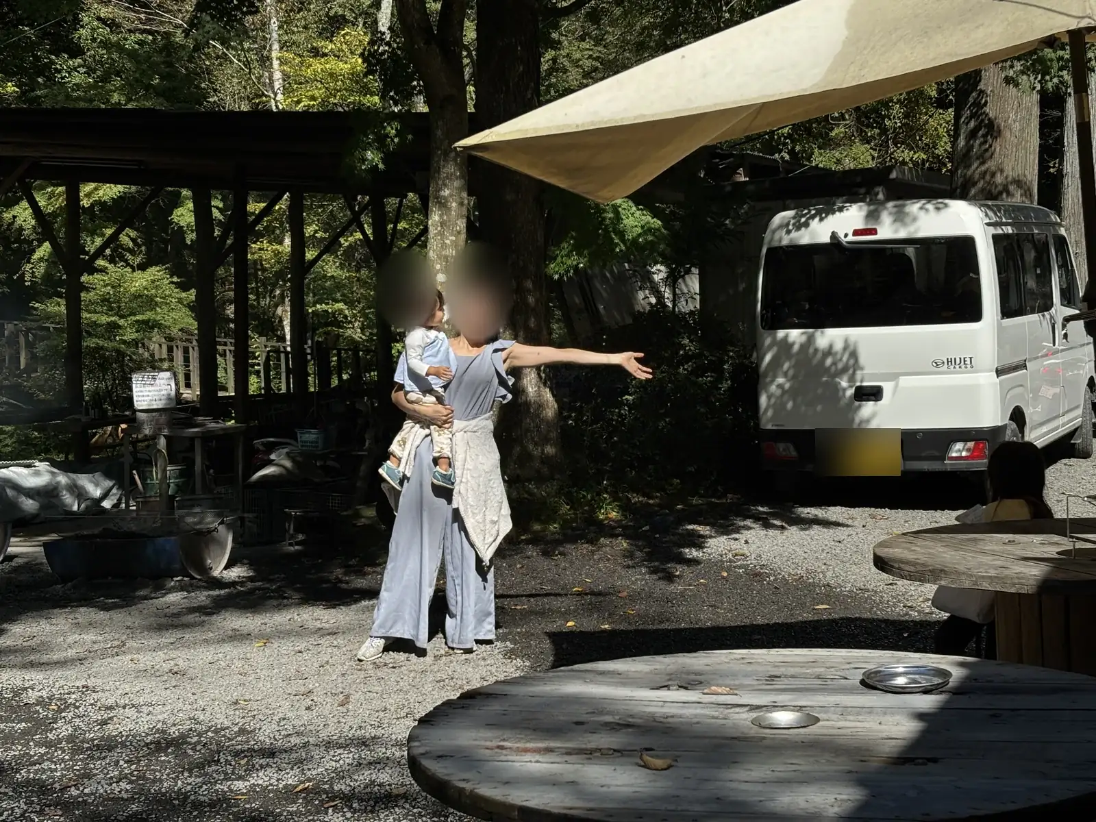道志の森キャンプ場の管理棟近くの様子