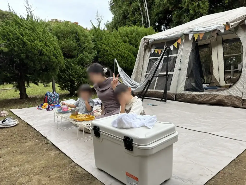 内浦山県民の森キャンプ場のテント前で過ごす家族