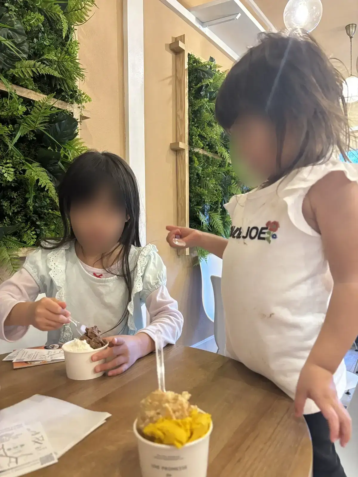 ジェラテリア風鈴堂でジェラートを食べる子どもたち