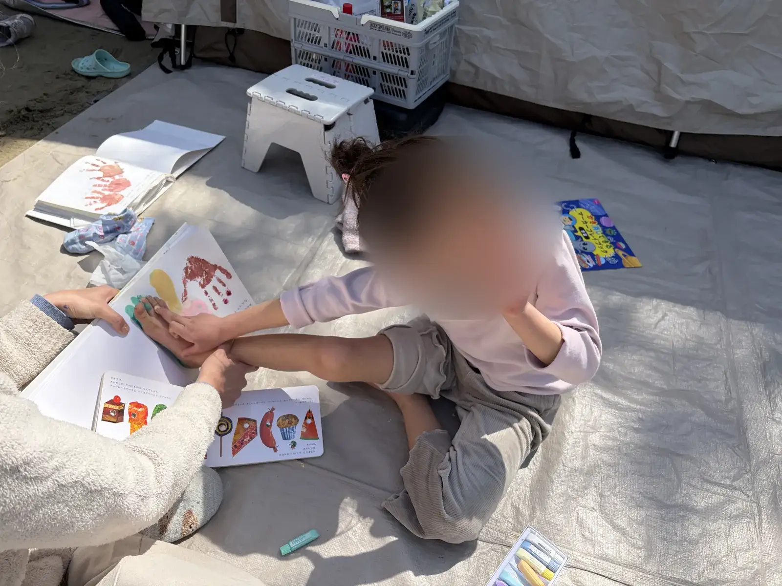 キャンプ場で作った子どもの手形足形アート