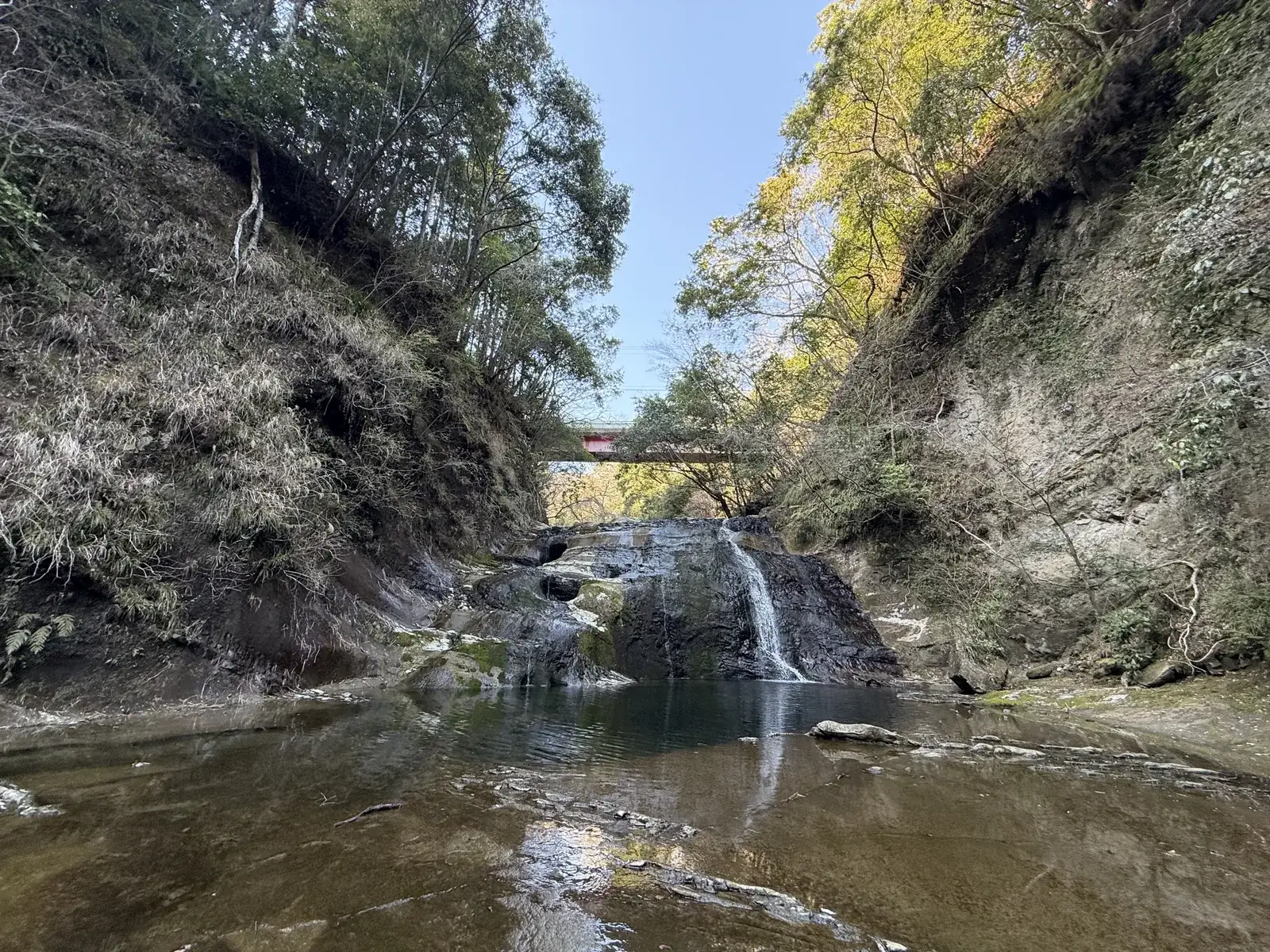 清和県民の森の豊英大滝周辺の川と岩場