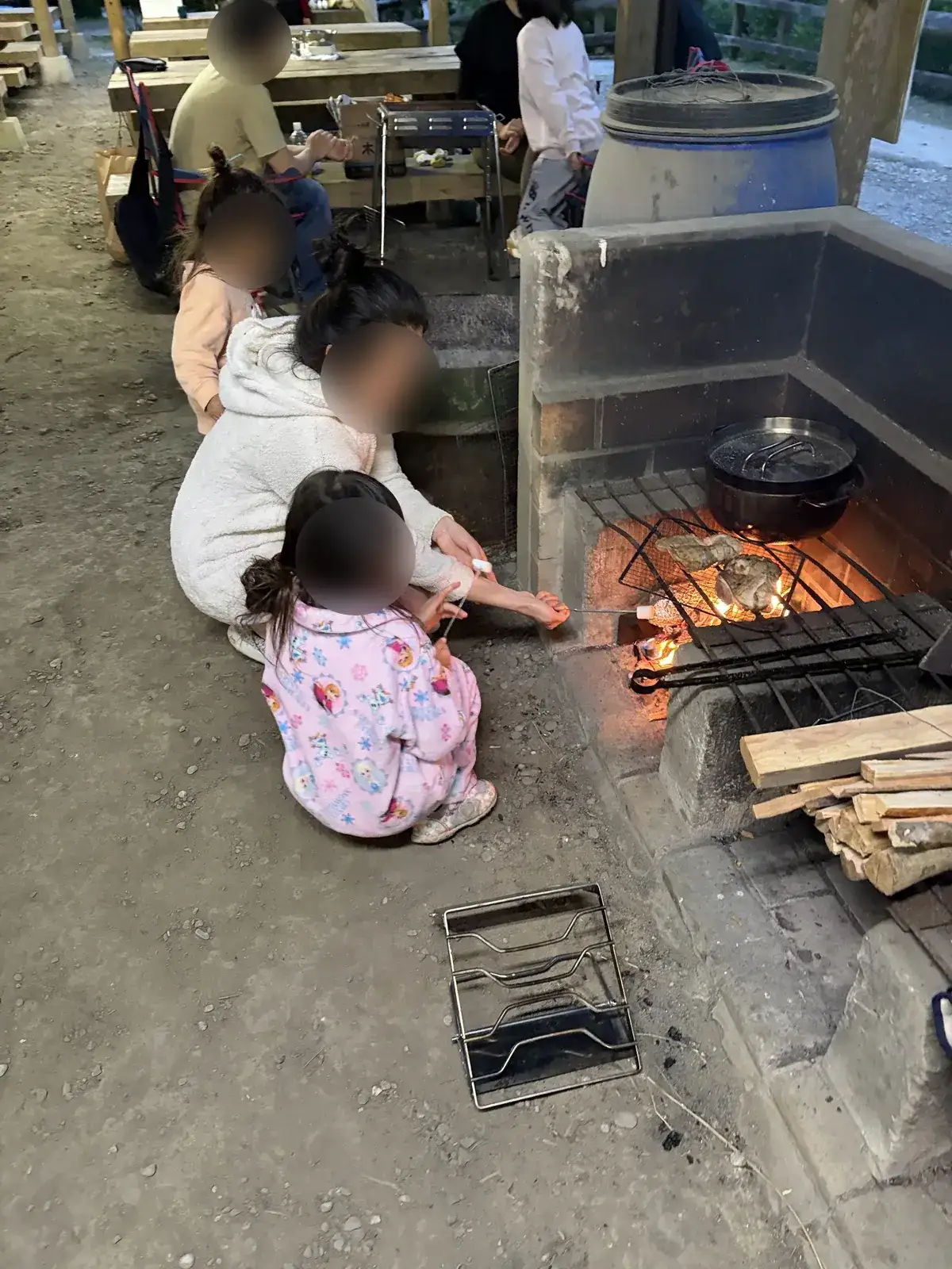 大多喜県民の森の炊事場のかまどで火を起こす様子