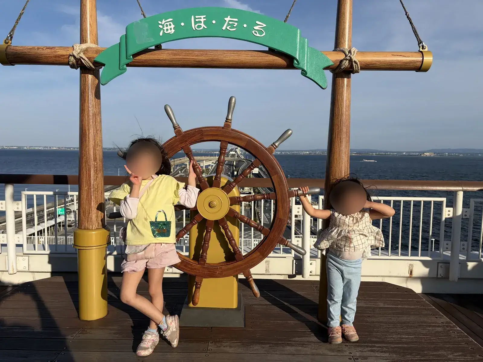 海ほたるの鐘の前で記念撮影する子ども