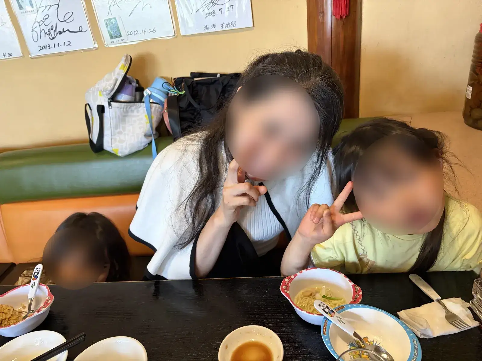 市原市の中国料理悠友亭で昼食を取る家族