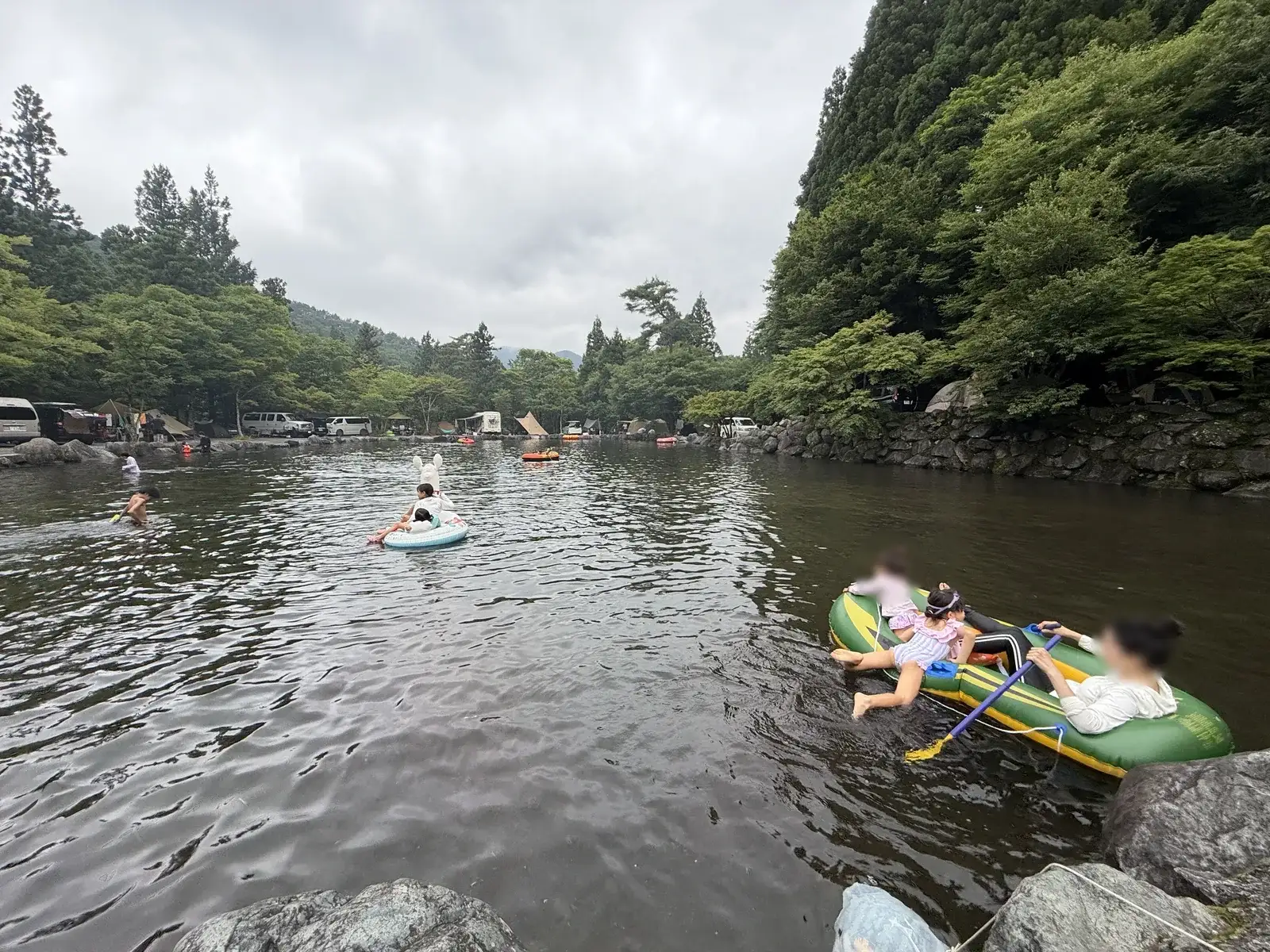 2026年7月のプール。ボートも持っていき、家族で何度も水遊びをしました。