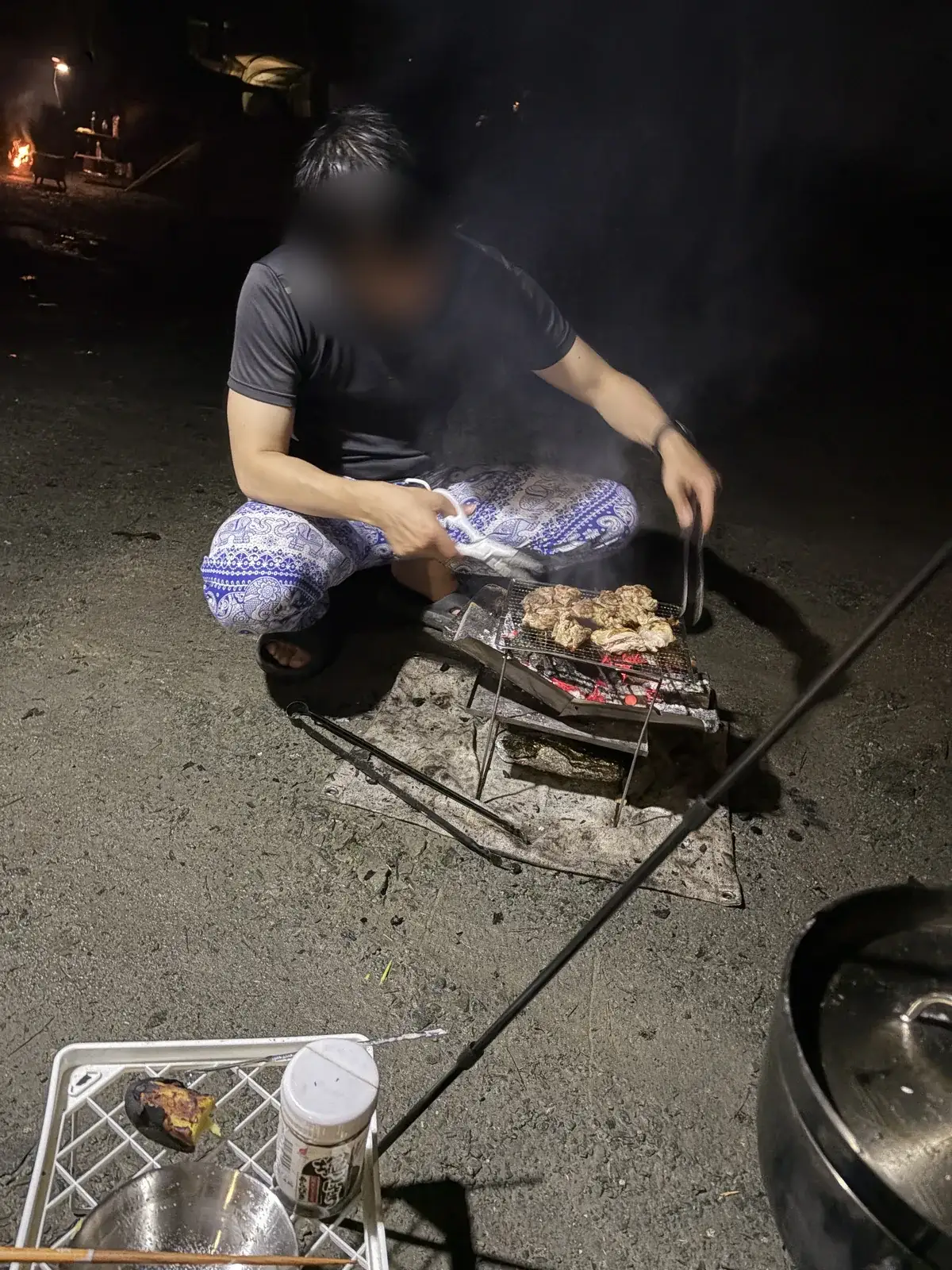 道志の森キャンプ場で夜に炭火焼きをしている様子