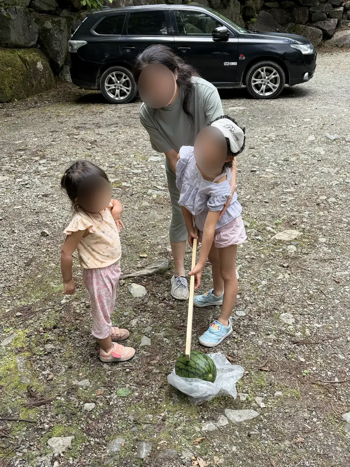 道志の森キャンプ場で目隠しをしてスイカ割りをする子ども
