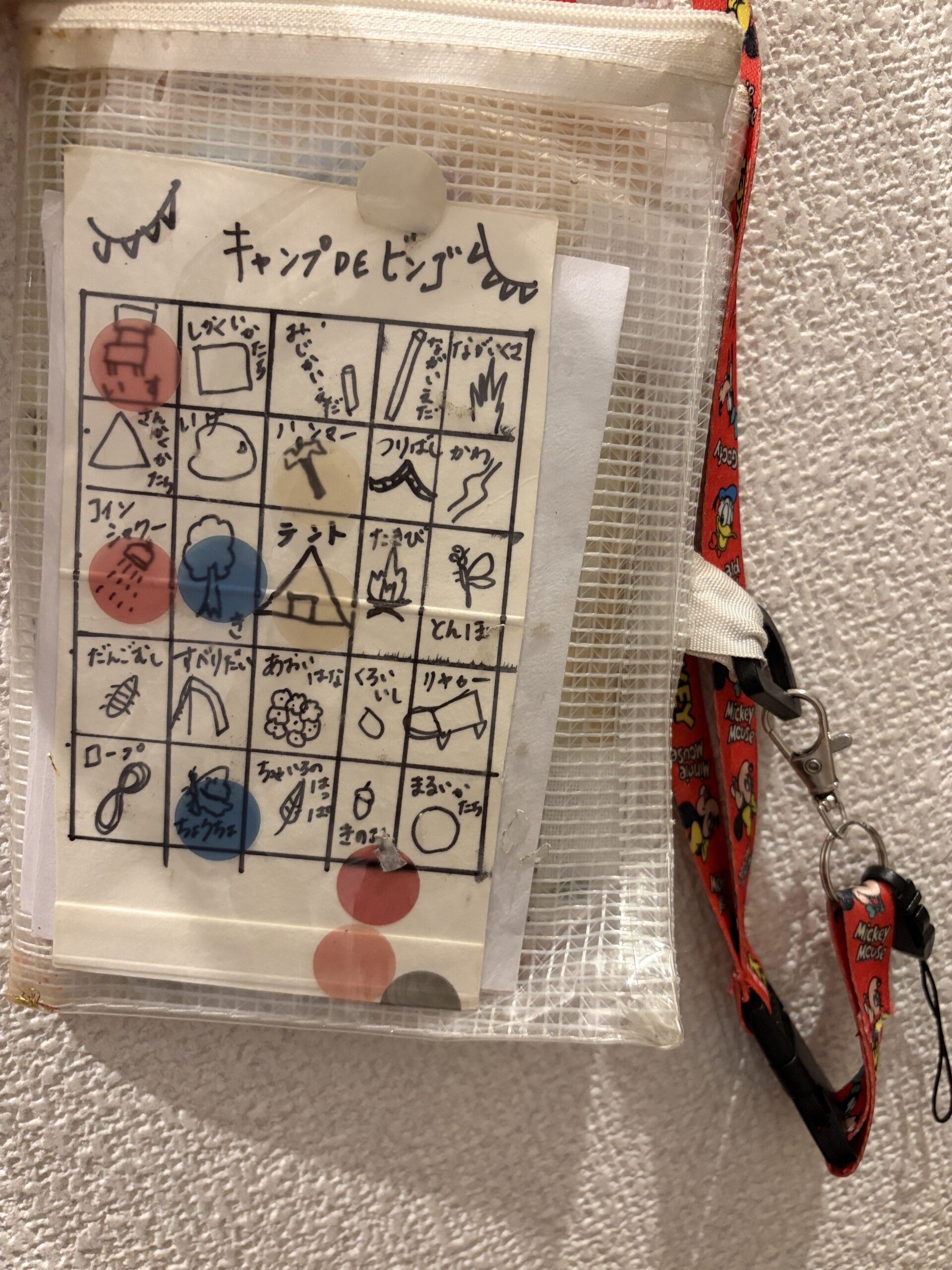 透明ケースに入れ、ひもでぶら下げて使う手書きのキャンプビンゴ