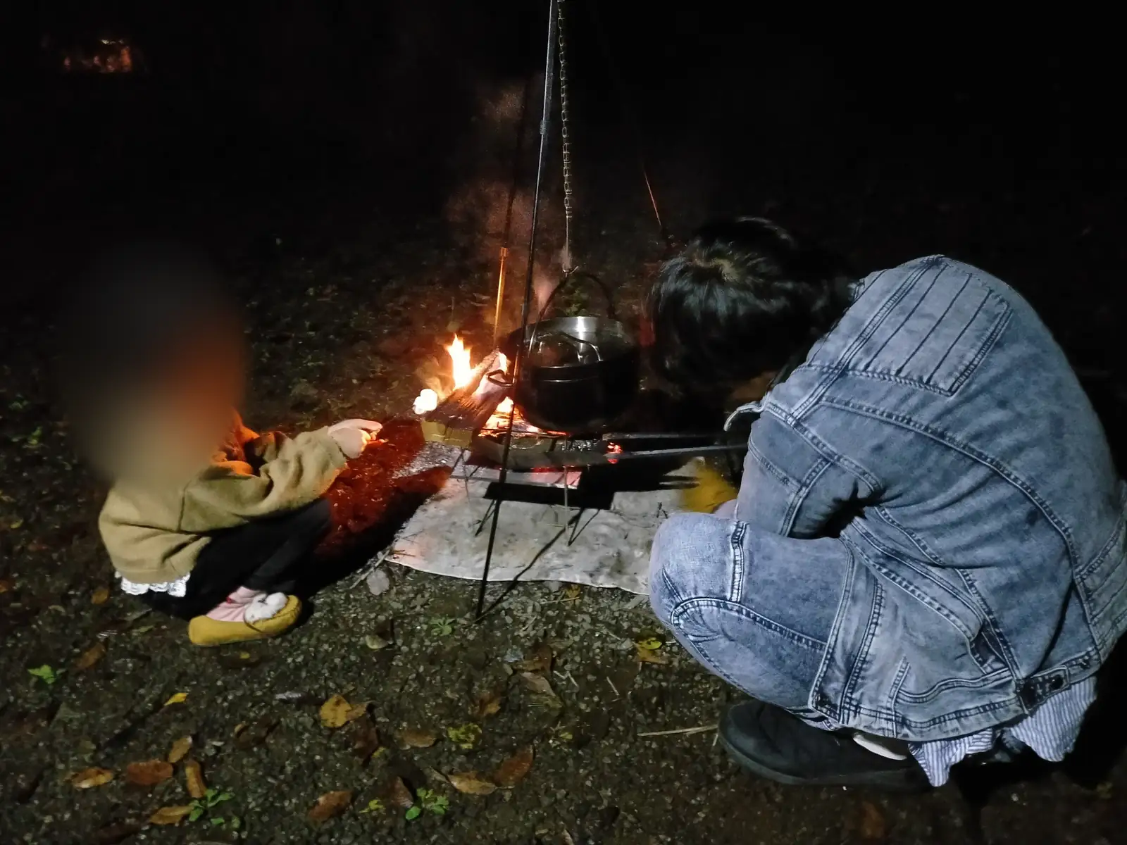 道志の森キャンプ場の1日目の夜、ニットの長袖でマシュマロを焼く子ども