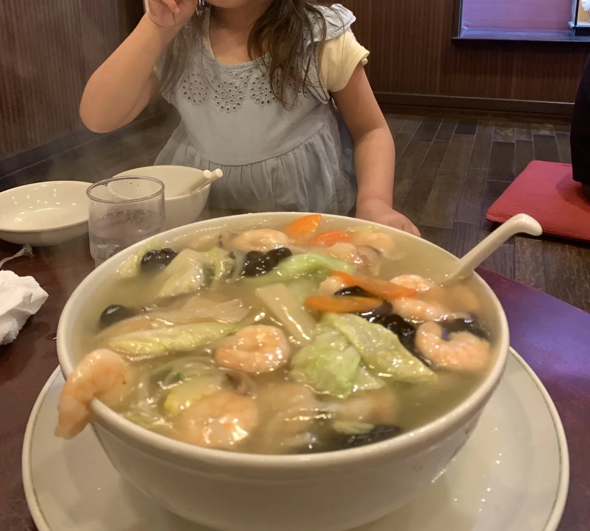 住吉飯店のエビラーメン大盛り