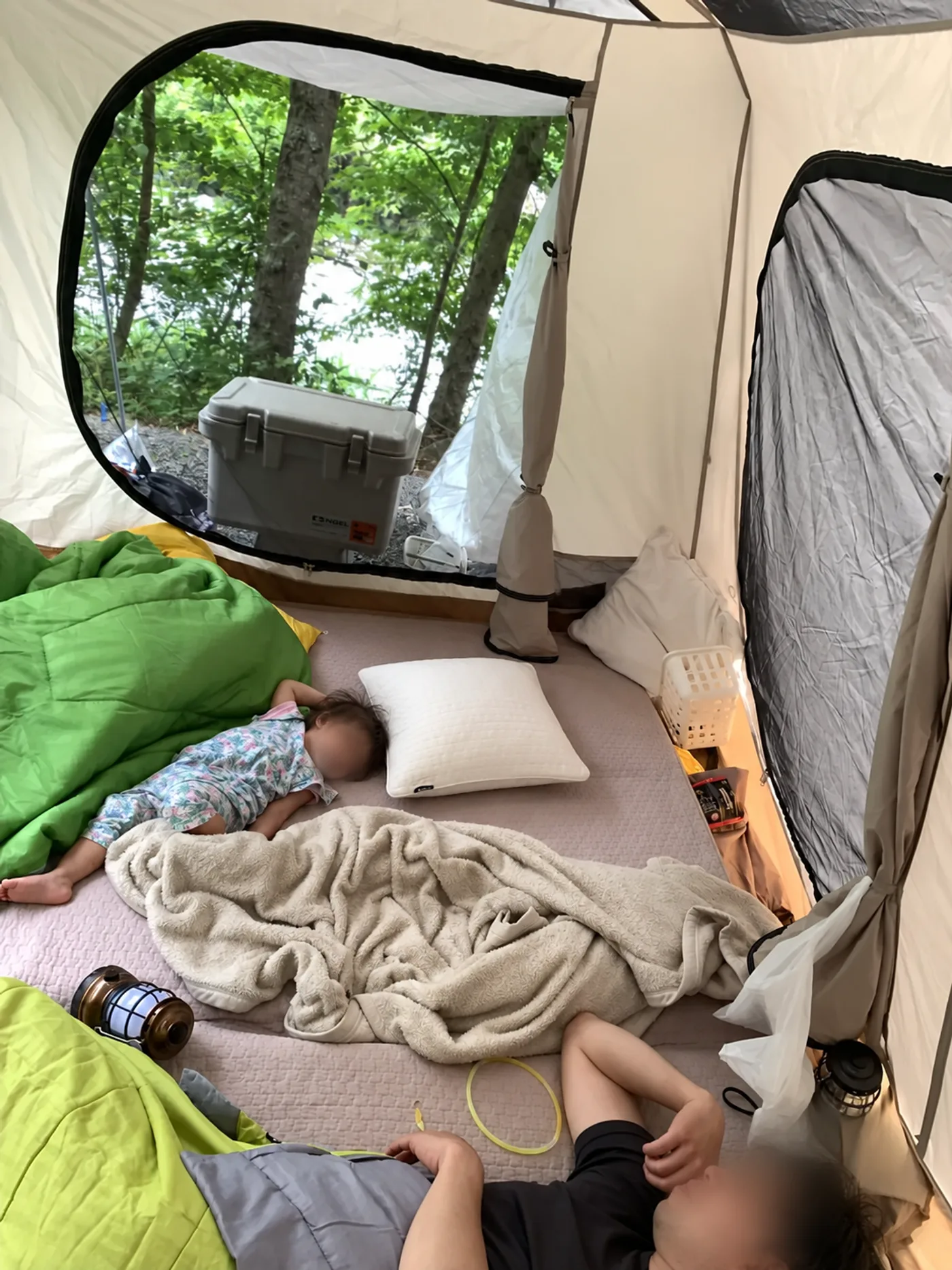 1歳の次女はテントの中で昼寝